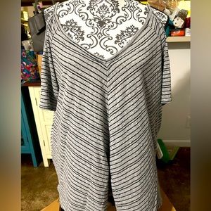 NWOT Torrid sz 1 cold shoulder tee